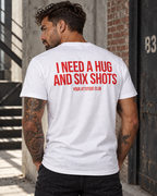 I NEED A HUG AND SIX SHOTS – Unisex T-Shirt in Weiß mit rotem Backprint | Lustiges Party-Shirt
