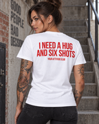 I NEED A HUG AND SIX SHOTS – Unisex T-Shirt in Weiß mit rotem Backprint | Lustiges Party-Shirt