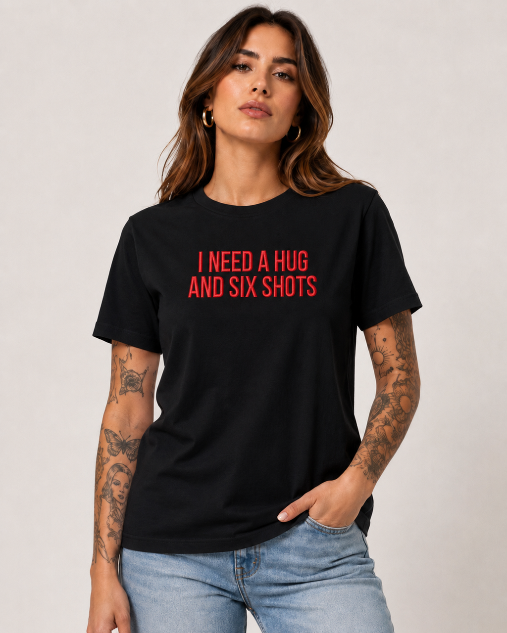 I NEED A HUG AND SIX SHOTS – besticktes Damen Shirt, lustiges Statement T-Shirt, Geschenk für Freundin, Bio-Baumwolle, Weiß oder Schwarz