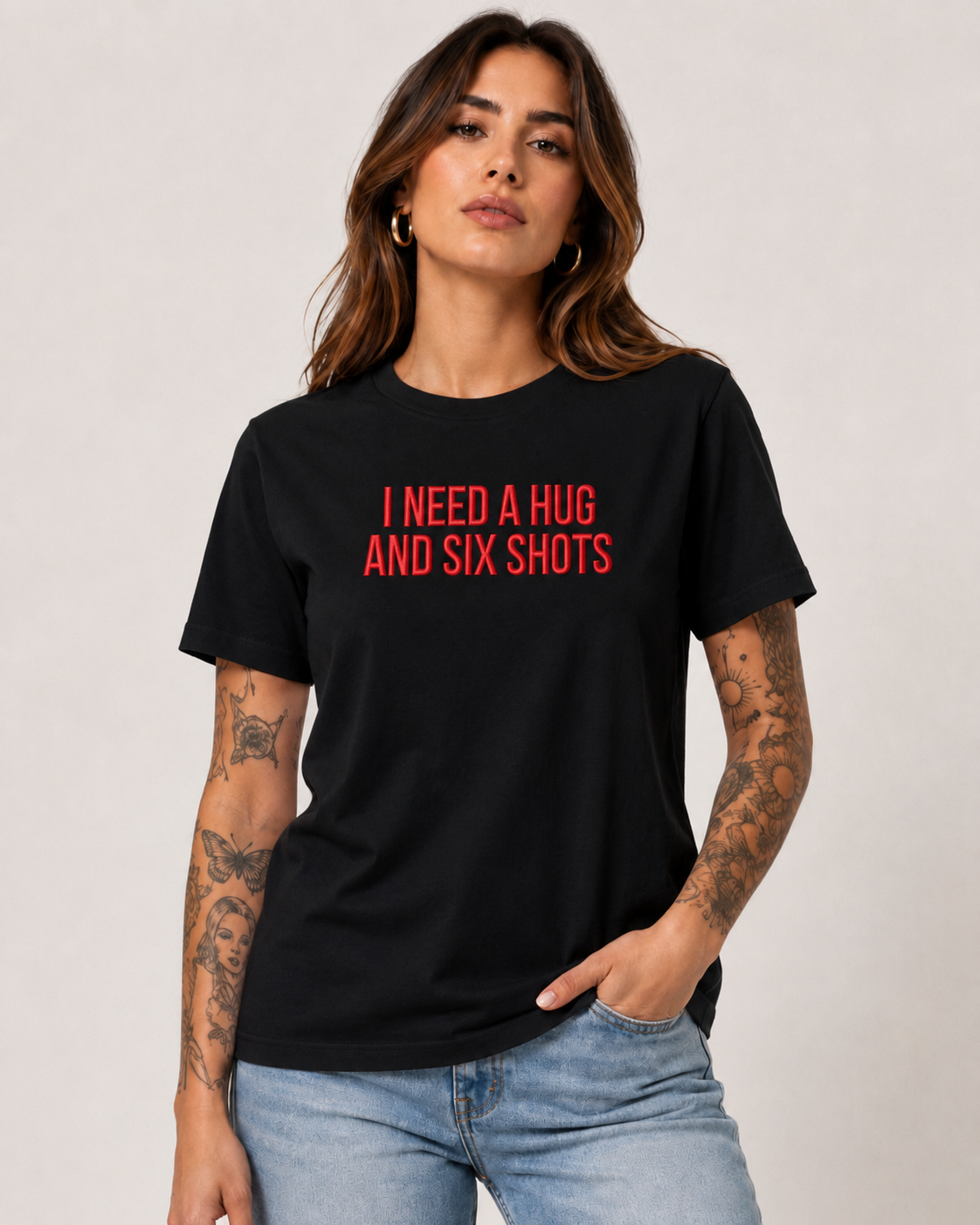 I NEED A HUG AND SIX SHOTS – besticktes Damen Shirt, lustiges Statement T-Shirt, Geschenk für Freundin, Bio-Baumwolle, Weiß oder Schwarz