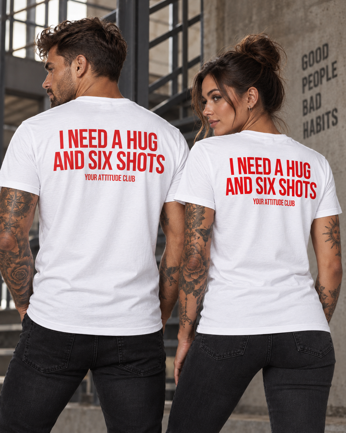 I NEED A HUG AND SIX SHOTS – Unisex T-Shirt in Weiß mit rotem Backprint | Lustiges Party-Shirt