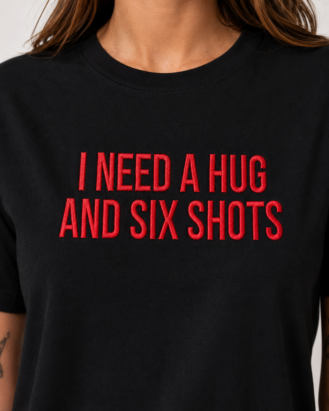 I NEED A HUG AND SIX SHOTS – besticktes Damen Shirt, lustiges Statement T-Shirt, Geschenk für Freundin, Bio-Baumwolle, Weiß oder Schwarz