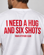I NEED A HUG AND SIX SHOTS – Unisex T-Shirt in Weiß mit rotem Backprint | Lustiges Party-Shirt