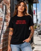 I NEED A HUG AND SIX SHOTS – besticktes Damen Shirt, lustiges Statement T-Shirt, Geschenk für Freundin, Bio-Baumwolle, Weiß oder Schwarz