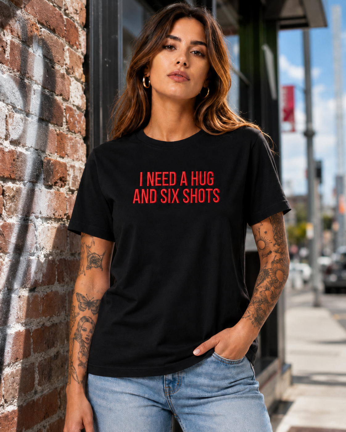 I NEED A HUG AND SIX SHOTS – besticktes Damen Shirt, lustiges Statement T-Shirt, Geschenk für Freundin, Bio-Baumwolle, Weiß oder Schwarz