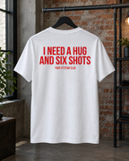 I NEED A HUG AND SIX SHOTS – Unisex T-Shirt in Weiß mit rotem Backprint | Lustiges Party-Shirt