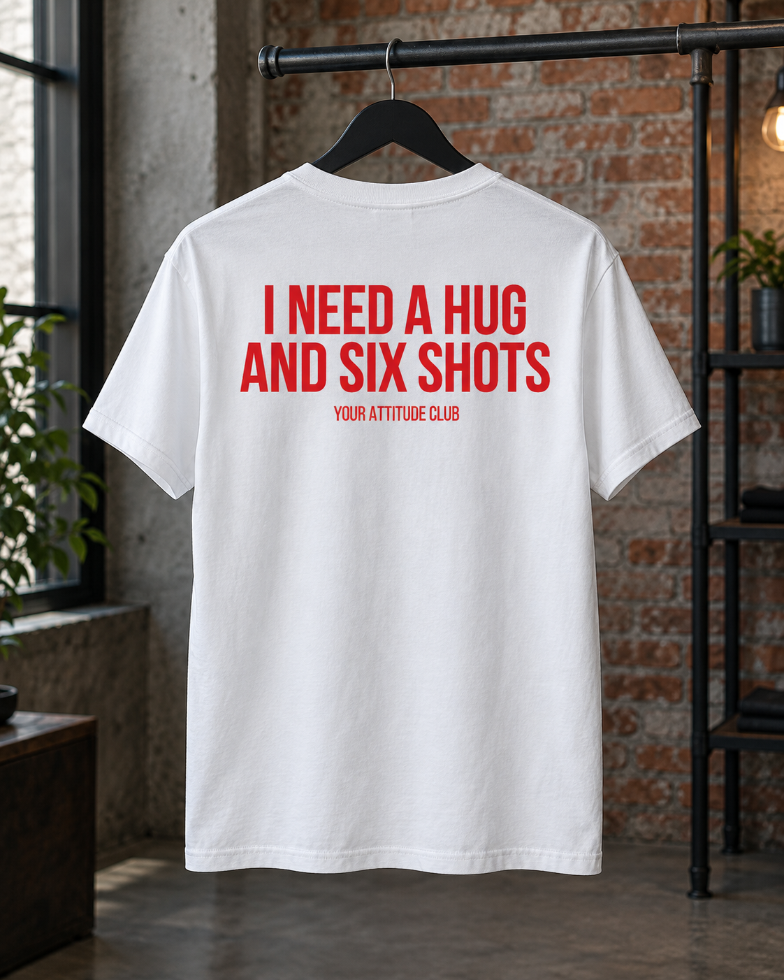 I NEED A HUG AND SIX SHOTS – Unisex T-Shirt in Weiß mit rotem Backprint | Lustiges Party-Shirt