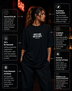 I NEED A HUG AND SIX SHOTS | Oversize Shirt Unisex mit Frontprint, Statement Shirt aus Bio-Baumwolle