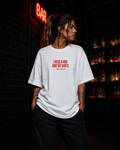 I NEED A HUG AND SIX SHOTS | Oversize Shirt Unisex mit Frontprint, Statement Shirt aus Bio-Baumwolle