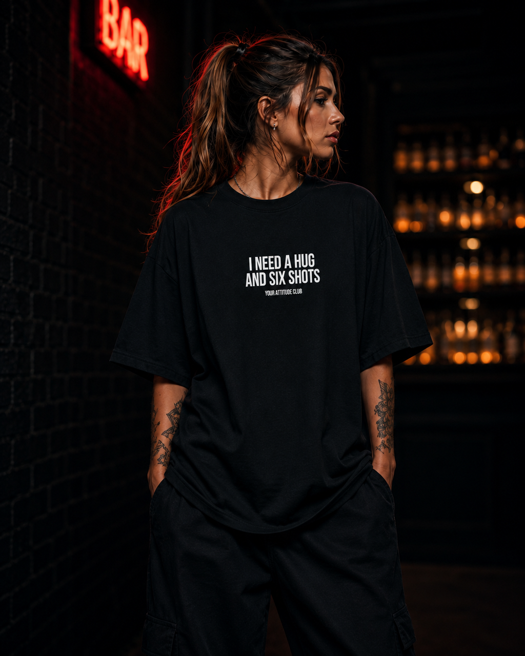 I NEED A HUG AND SIX SHOTS | Oversize Shirt Unisex mit Frontprint, Statement Shirt aus Bio-Baumwolle