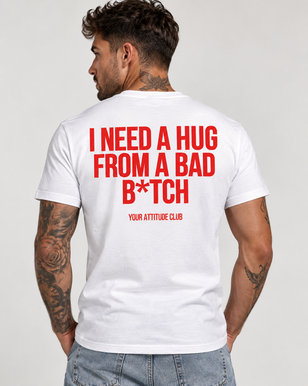 I NEED A HUG FROM A BAD B*TCH – Unisex Statement T-Shirt Weiß mit rotem Backprint | freches Sprüche Shirt