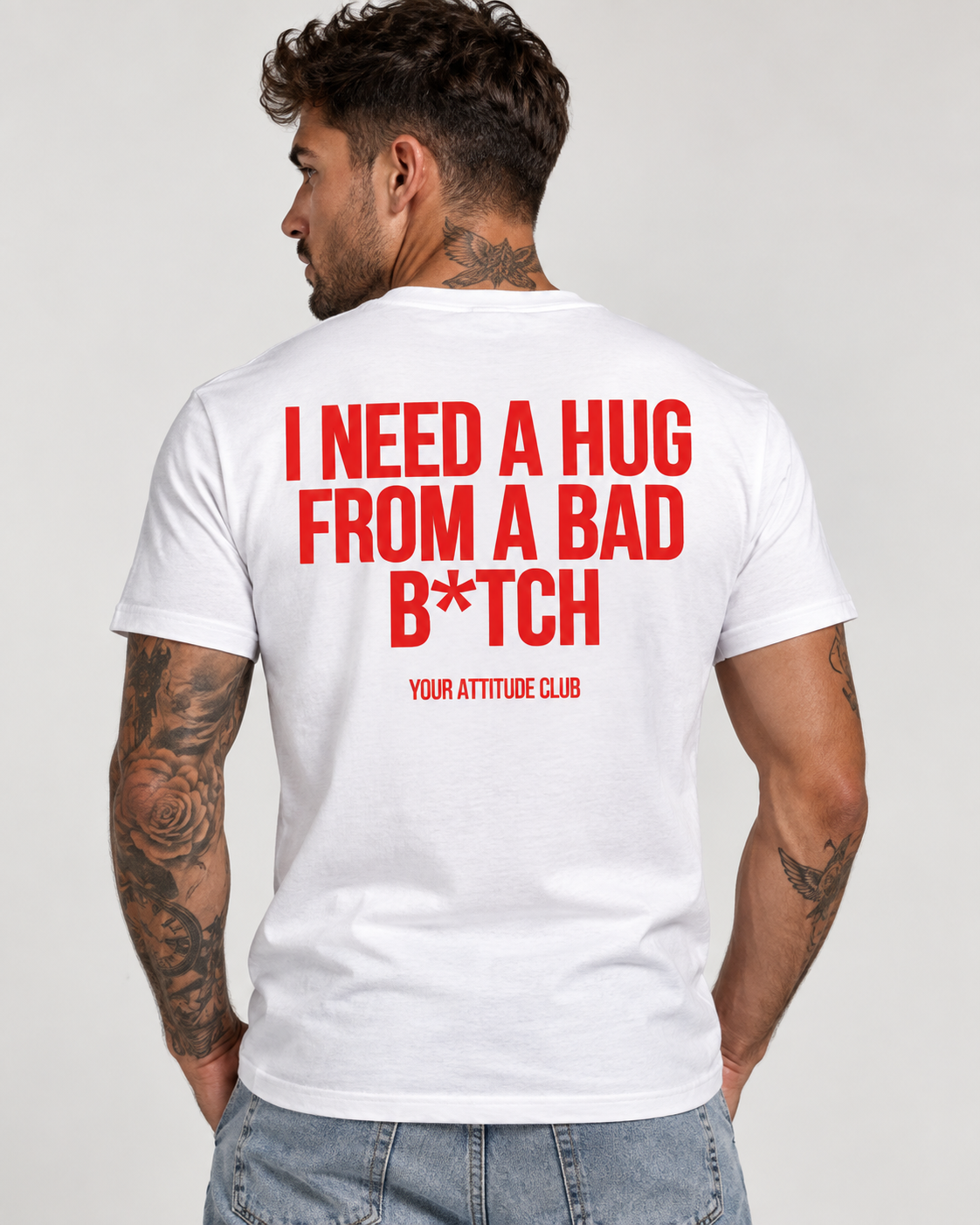 I NEED A HUG FROM A BAD B*TCH – Unisex Statement T-Shirt Weiß mit rotem Backprint | freches Sprüche Shirt