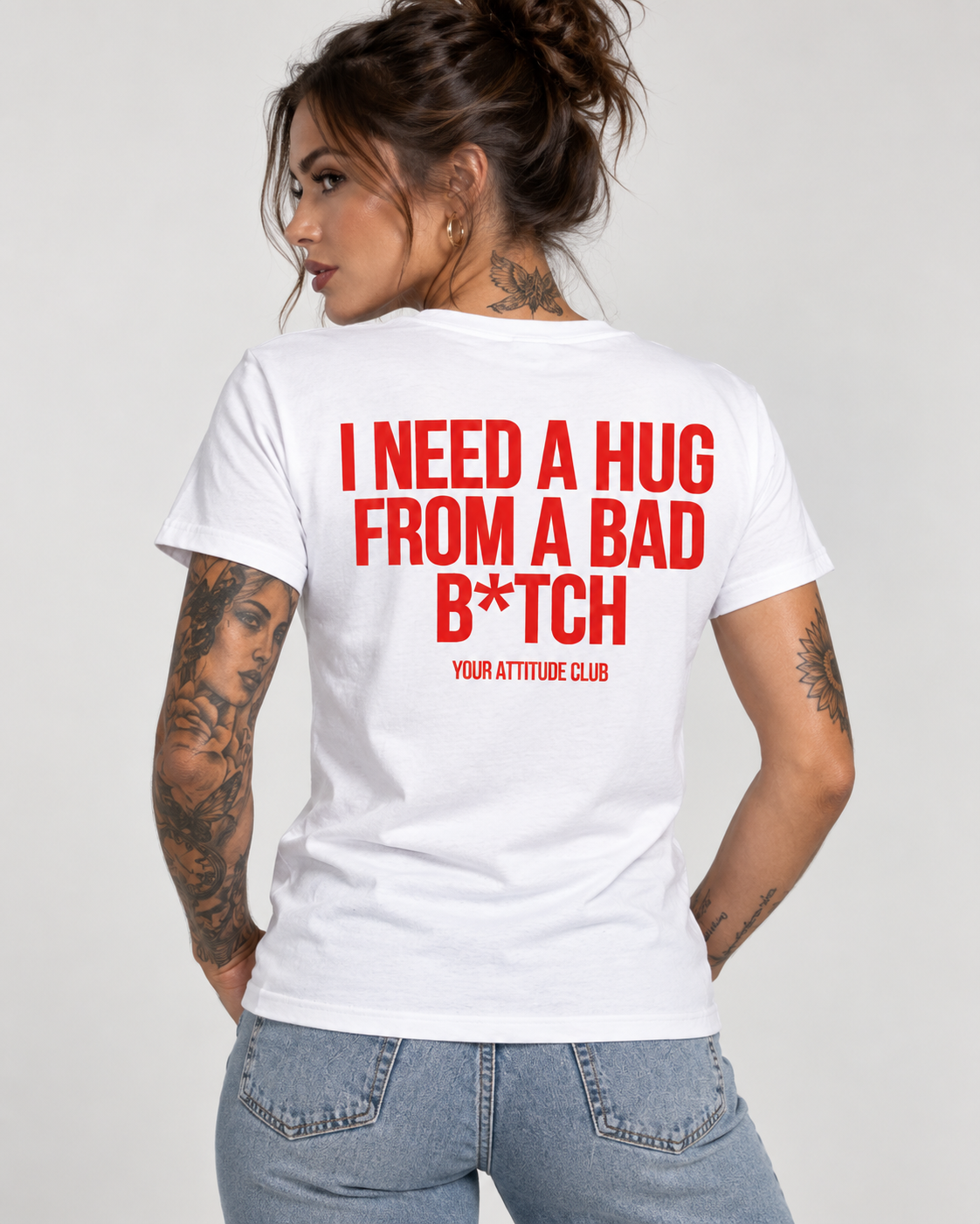 I NEED A HUG FROM A BAD B*TCH – Unisex Statement T-Shirt Weiß mit rotem Backprint | freches Sprüche Shirt