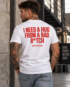 I NEED A HUG FROM A BAD B*TCH – Unisex Statement T-Shirt Weiß mit rotem Backprint | freches Sprüche Shirt