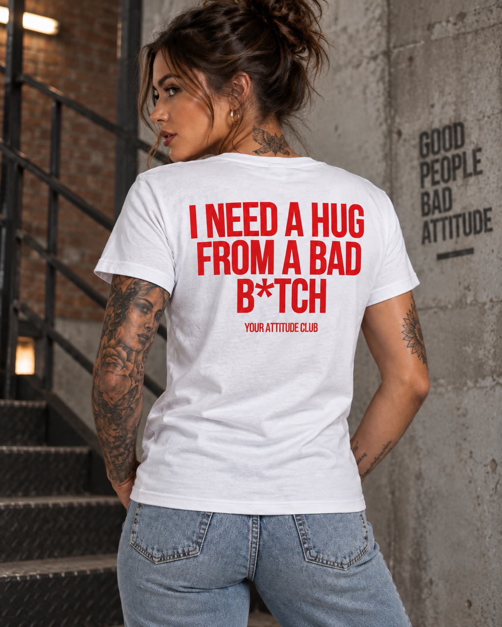 I NEED A HUG FROM A BAD B*TCH – Unisex Statement T-Shirt Weiß mit rotem Backprint | freches Sprüche Shirt