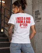 I NEED A HUG FROM A BAD B*TCH – Unisex Statement T-Shirt Weiß mit rotem Backprint | freches Sprüche Shirt