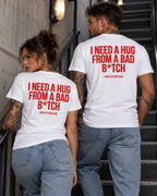 I NEED A HUG FROM A BAD B*TCH – Unisex Statement T-Shirt Weiß mit rotem Backprint | freches Sprüche Shirt