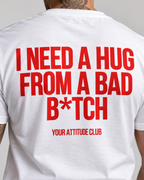 I NEED A HUG FROM A BAD B*TCH – Unisex Statement T-Shirt Weiß mit rotem Backprint | freches Sprüche Shirt