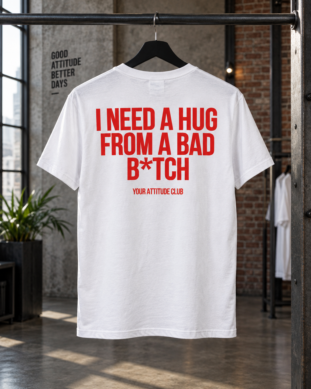 I NEED A HUG FROM A BAD B*TCH – Unisex Statement T-Shirt Weiß mit rotem Backprint | freches Sprüche Shirt