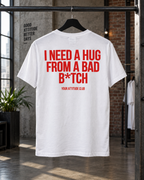 I NEED A HUG FROM A BAD B*TCH – Unisex Statement T-Shirt Weiß mit rotem Backprint | freches Sprüche Shirt