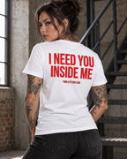 I NEED YOU INSIDE ME – Unisex Statement T-Shirt Weiß mit rotem Backprint | doppeldeutiges Sprüche Shirt