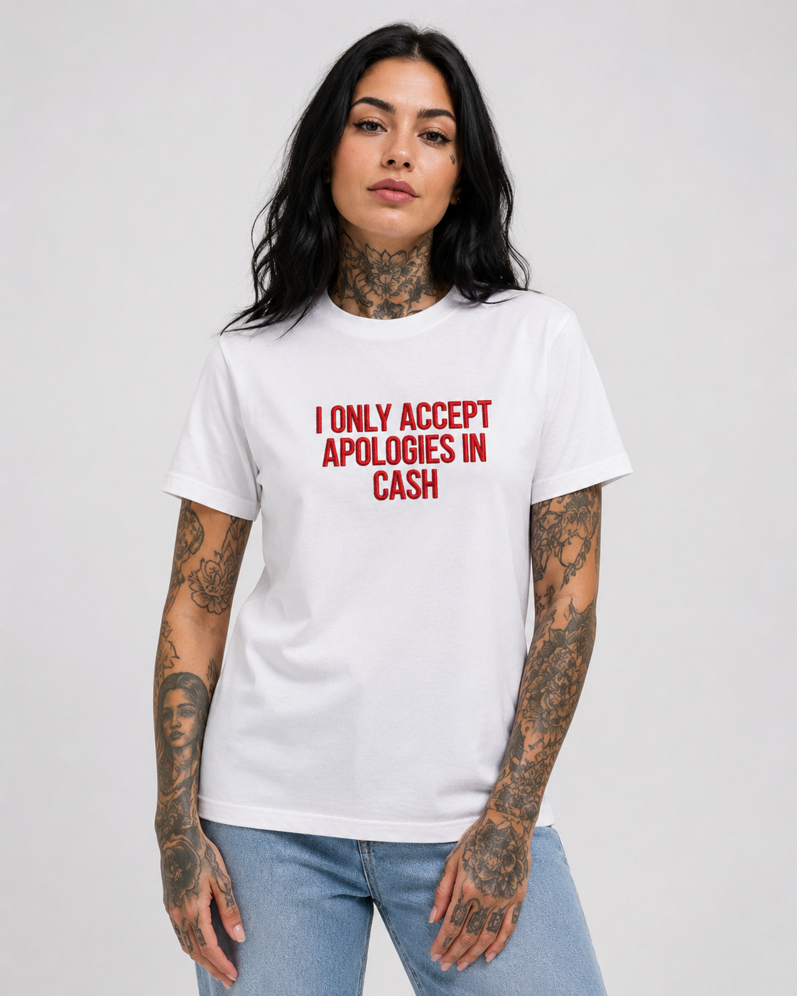 I ONLY ACCEPT APOLOGIES IN CASH – besticktes Damen Shirt, freches Statement T-Shirt, Geschenk für Freundin, Bio-Baumwolle, Weiß oder Schwarz