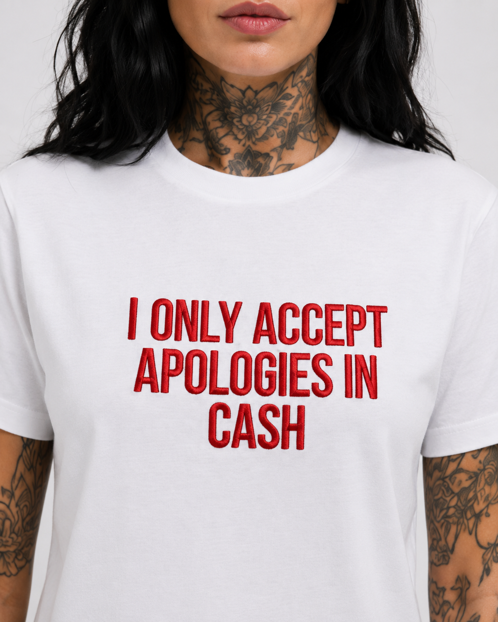 I ONLY ACCEPT APOLOGIES IN CASH – besticktes Damen Shirt, freches Statement T-Shirt, Geschenk für Freundin, Bio-Baumwolle, Weiß oder Schwarz