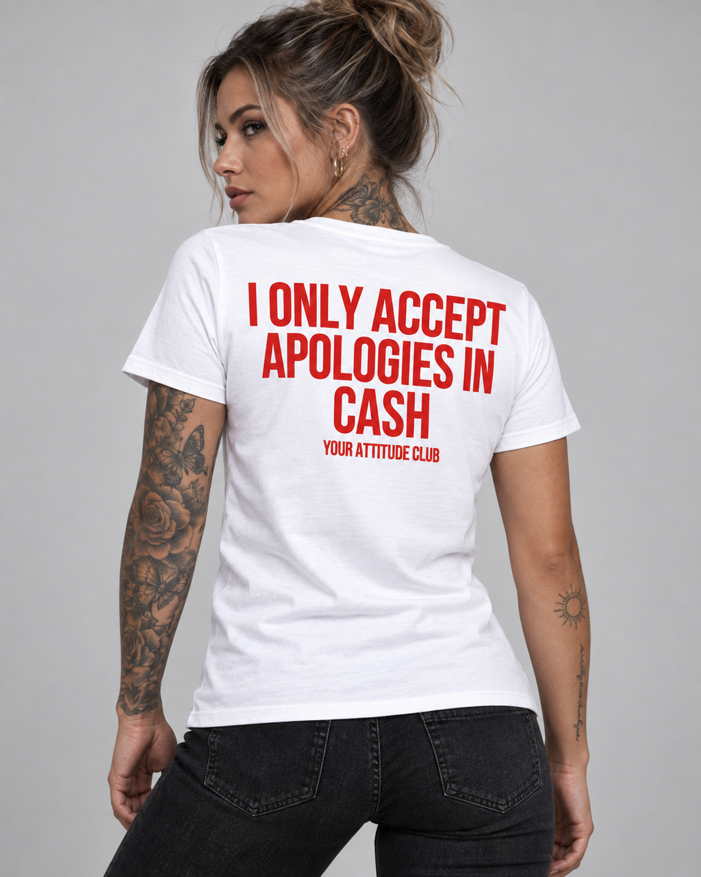 I ONLY ACCEPT APOLOGIES IN CASH – Unisex Statement T-Shirt Weiß mit rotem Backprint | freches Sprüche Shirt