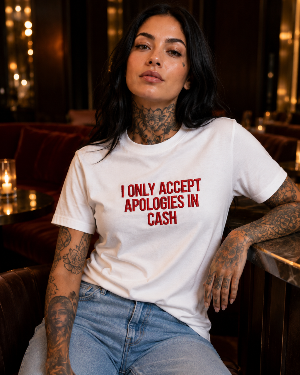 I ONLY ACCEPT APOLOGIES IN CASH – besticktes Damen Shirt, freches Statement T-Shirt, Geschenk für Freundin, Bio-Baumwolle, Weiß oder Schwarz