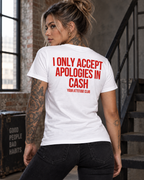 I ONLY ACCEPT APOLOGIES IN CASH – Unisex Statement T-Shirt Weiß mit rotem Backprint | freches Sprüche Shirt