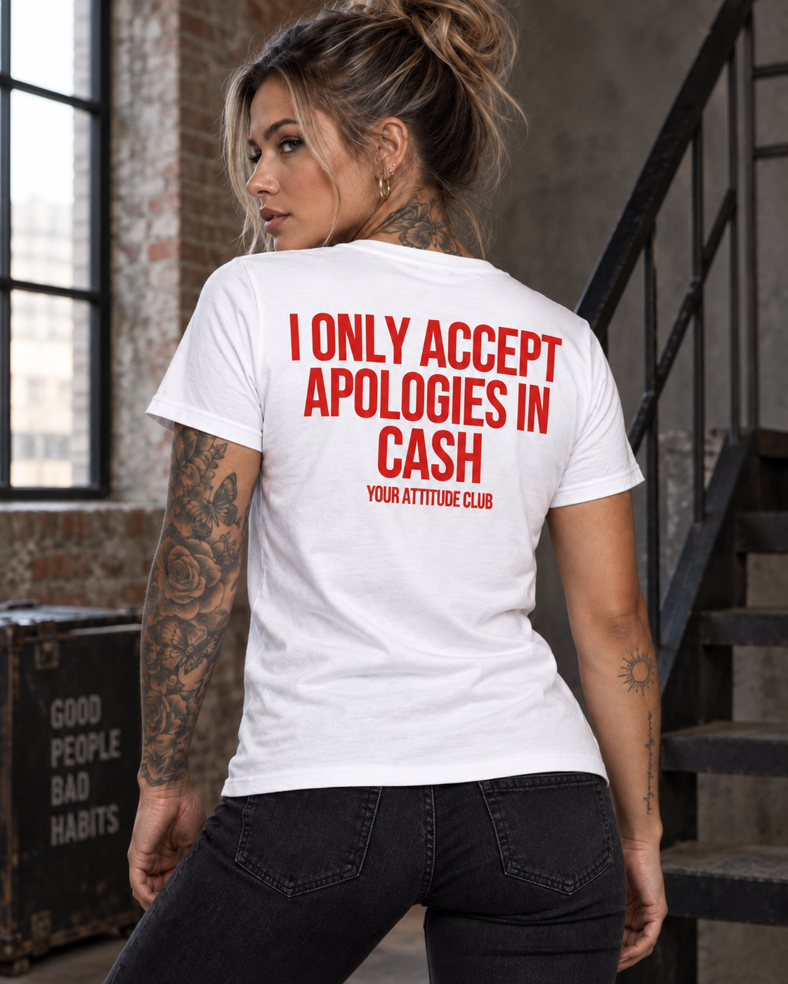 I ONLY ACCEPT APOLOGIES IN CASH – Unisex Statement T-Shirt Weiß mit rotem Backprint | freches Sprüche Shirt