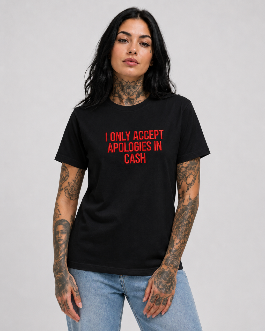 I ONLY ACCEPT APOLOGIES IN CASH – besticktes Damen Shirt, freches Statement T-Shirt, Geschenk für Freundin, Bio-Baumwolle, Weiß oder Schwarz