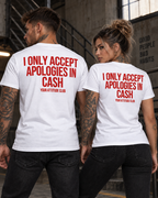 I ONLY ACCEPT APOLOGIES IN CASH – Unisex Statement T-Shirt Weiß mit rotem Backprint | freches Sprüche Shirt