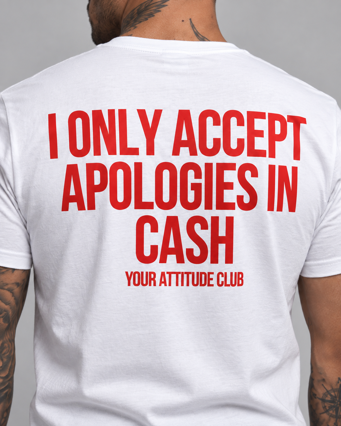 I ONLY ACCEPT APOLOGIES IN CASH – Unisex Statement T-Shirt Weiß mit rotem Backprint | freches Sprüche Shirt