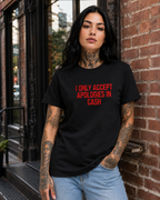 I ONLY ACCEPT APOLOGIES IN CASH – besticktes Damen Shirt, freches Statement T-Shirt, Geschenk für Freundin, Bio-Baumwolle, Weiß oder Schwarz