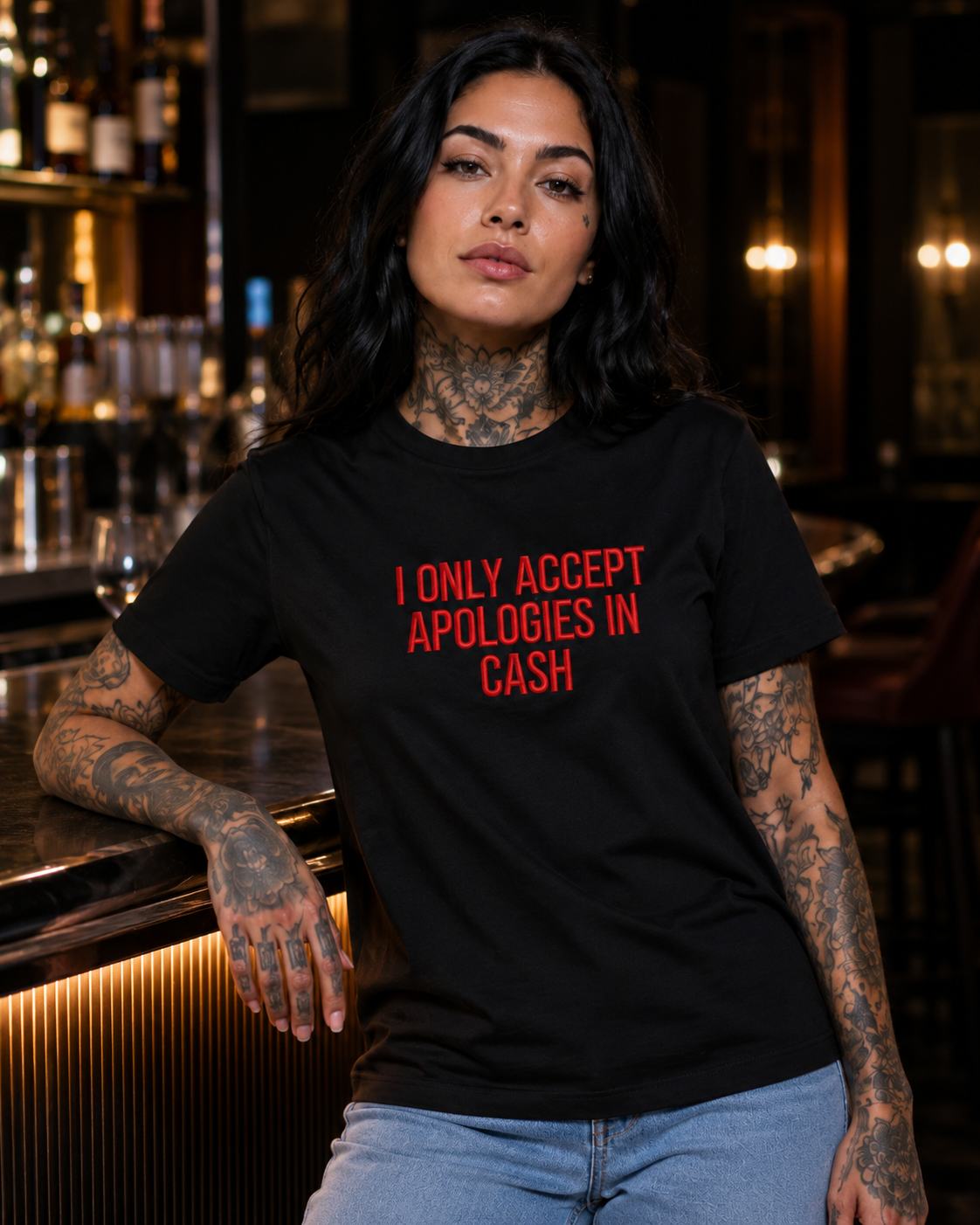 I ONLY ACCEPT APOLOGIES IN CASH – besticktes Damen Shirt, freches Statement T-Shirt, Geschenk für Freundin, Bio-Baumwolle, Weiß oder Schwarz