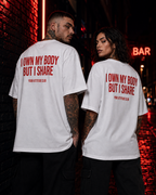 I OWN MY BODY BUT I SHARE – Unisex Oversize T-Shirt mit Backprint, freches Statement Shirt, Streetwear Geschenk für Frauen und Männer