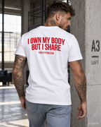 I OWN MY BODY BUT I SHARE – Unisex Statement T-Shirt Weiß mit rotem Print | provokantes Sprüche Shirt