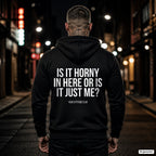 Is it horny in here or is it just me – schwarzer Hoodie mit weißem Backprint, Herren in der Stadt bei Nacht