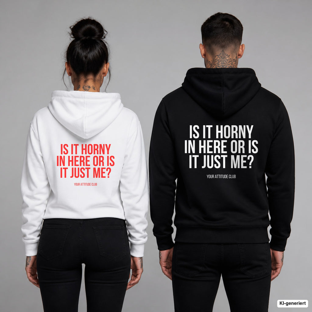Is it horny in here or is it just me – Hoodie mit Backprint, Frau in Weiß mit rotem und Mann in Schwarz mit weißem Aufdruck