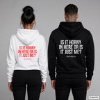 Is it horny in here or is it just me – Hoodie mit Backprint, Frau in Weiß mit rotem und Mann in Schwarz mit weißem Aufdruck