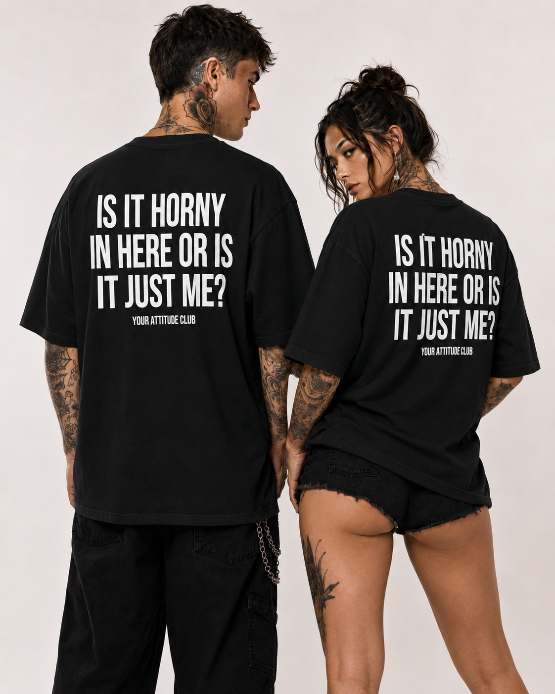 IS IT HORNY IN HERE OR IS IT JUST ME? – schwarzes Oversize Unisex Shirt, weißer Backprint, sexy Statement Shirt, freches Spruchshirt, Party Shirt