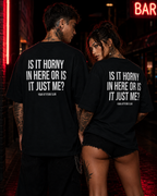 IS IT HORNY IN HERE OR IS IT JUST ME? – schwarzes Oversize Unisex Shirt, weißer Backprint, sexy Statement Shirt, freches Spruchshirt, Party Shirt
