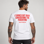 I TURNED OUT OKAY. CONSIDERING THE PARENTING – Unisex Statement T-Shirt Weiß mit rotem Backprint | sarkastisches Sprüche Shirt