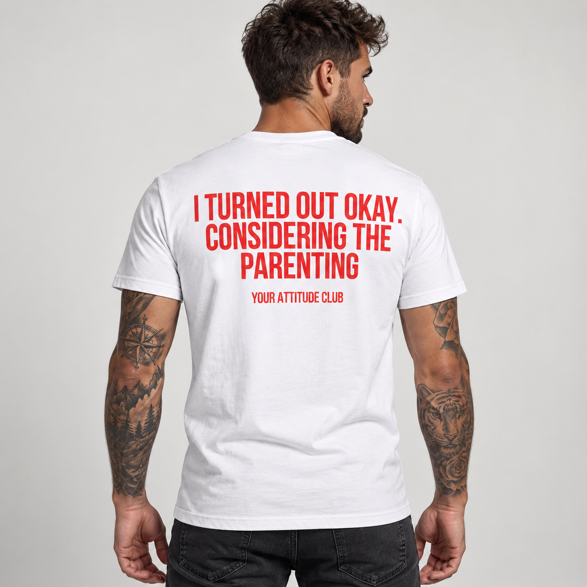 I TURNED OUT OKAY. CONSIDERING THE PARENTING – Unisex Statement T-Shirt Weiß mit rotem Backprint | sarkastisches Sprüche Shirt