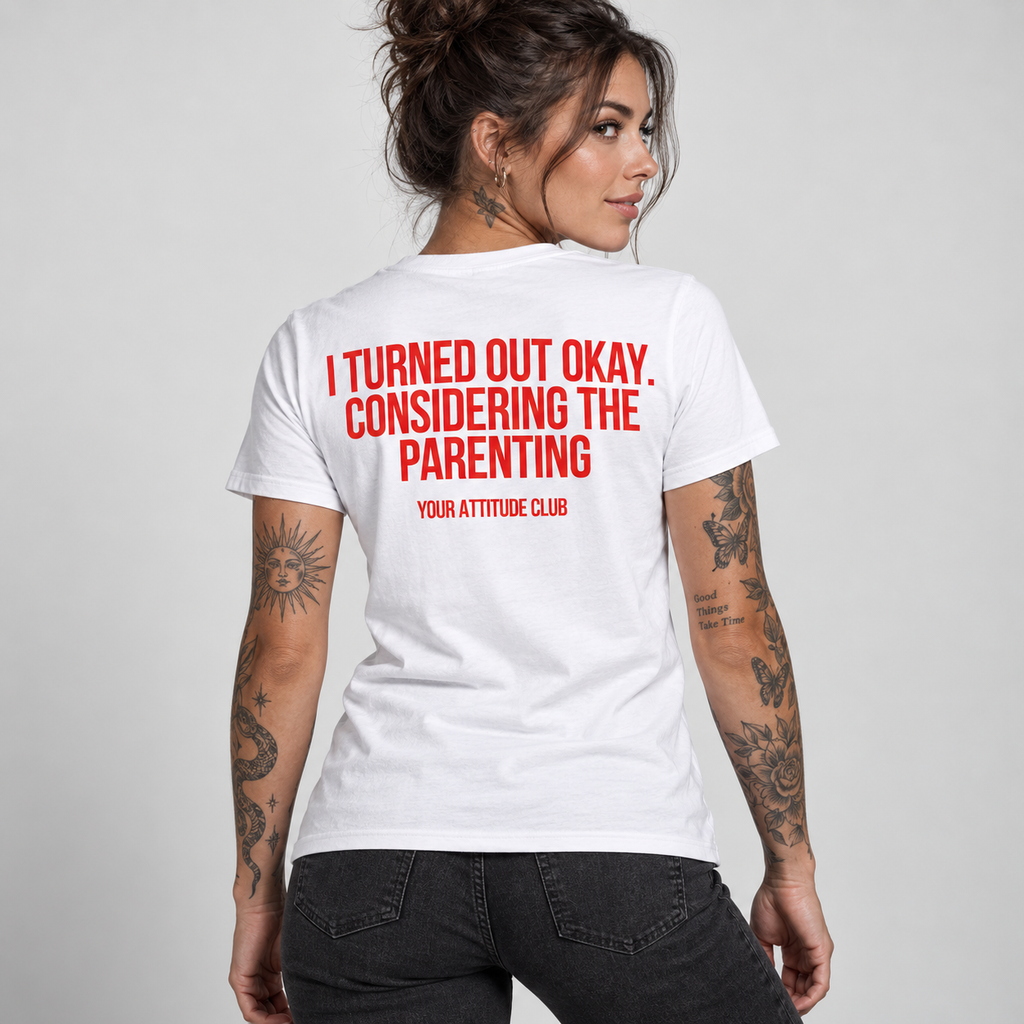 I TURNED OUT OKAY. CONSIDERING THE PARENTING – Unisex Statement T-Shirt Weiß mit rotem Backprint | sarkastisches Sprüche Shirt