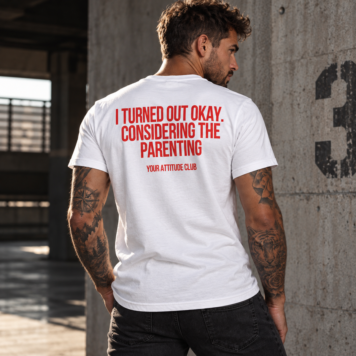 I TURNED OUT OKAY. CONSIDERING THE PARENTING – Unisex Statement T-Shirt Weiß mit rotem Backprint | sarkastisches Sprüche Shirt