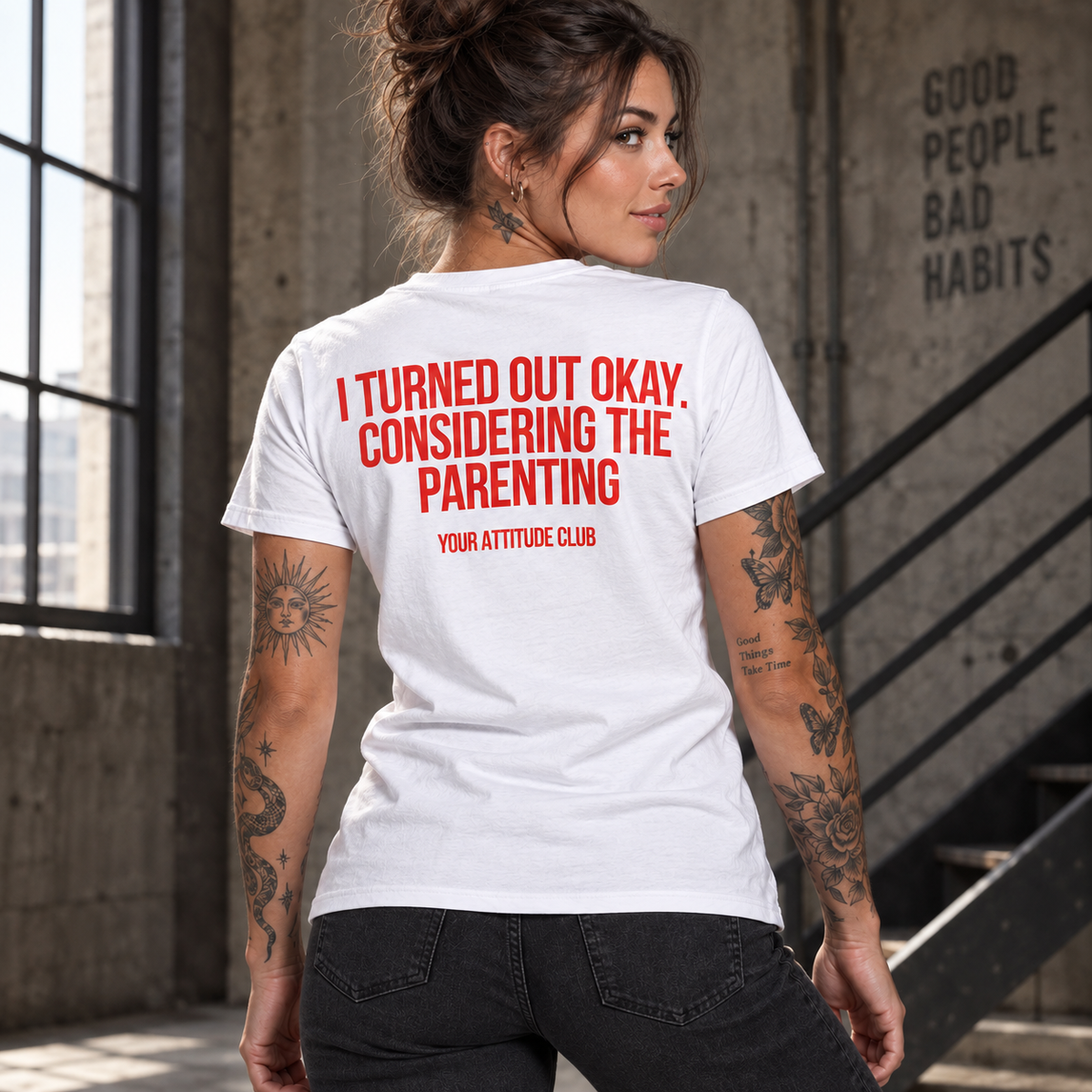 I TURNED OUT OKAY. CONSIDERING THE PARENTING – Unisex Statement T-Shirt Weiß mit rotem Backprint | sarkastisches Sprüche Shirt