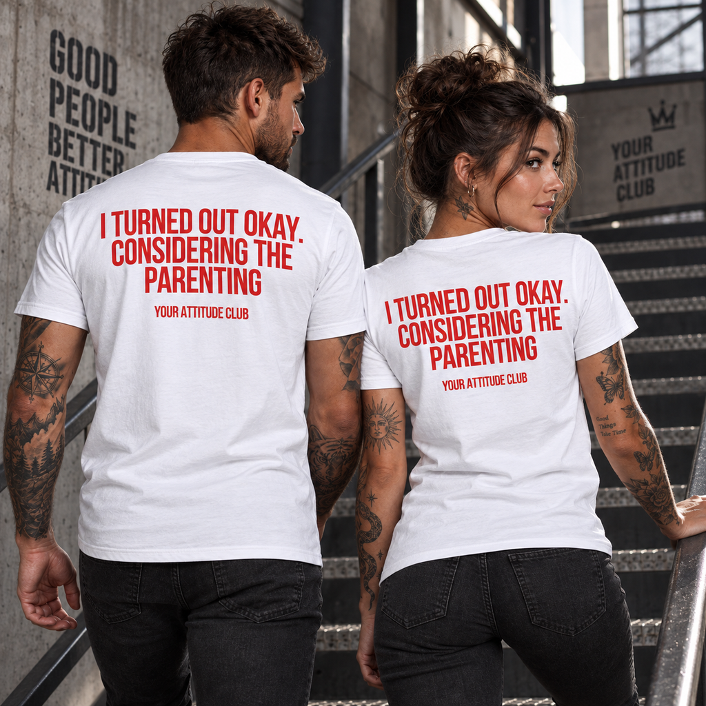 I TURNED OUT OKAY. CONSIDERING THE PARENTING – Unisex Statement T-Shirt Weiß mit rotem Backprint | sarkastisches Sprüche Shirt