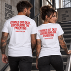 I TURNED OUT OKAY. CONSIDERING THE PARENTING – Unisex Statement T-Shirt Weiß mit rotem Backprint | sarkastisches Sprüche Shirt